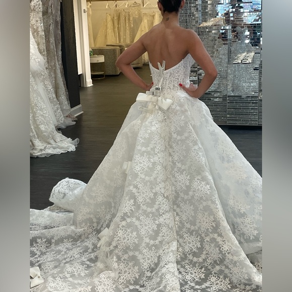 Monique Lhuillier Vittoria Gown - Picture 12 of 14